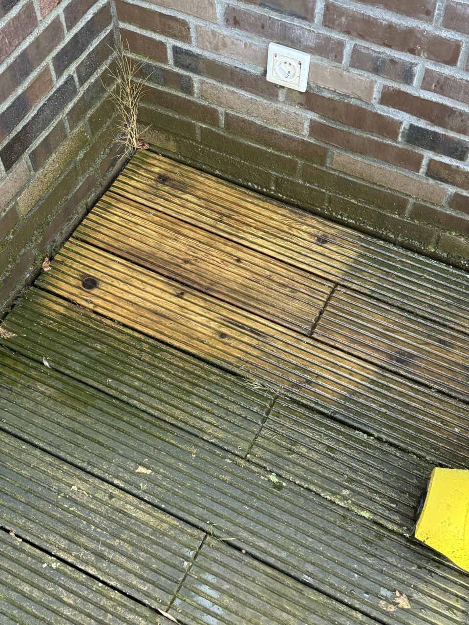 Holzterrasse Reinigung Ottensen - Professionelle Holzterrasse Aufbereitung mit Vorher-Nachher Effekt