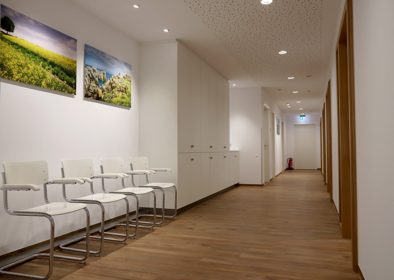 Moderne Arztpraxis Reinigung - Sauberer Praxisflur mit modernem Design und professioneller Reinigungsqualität